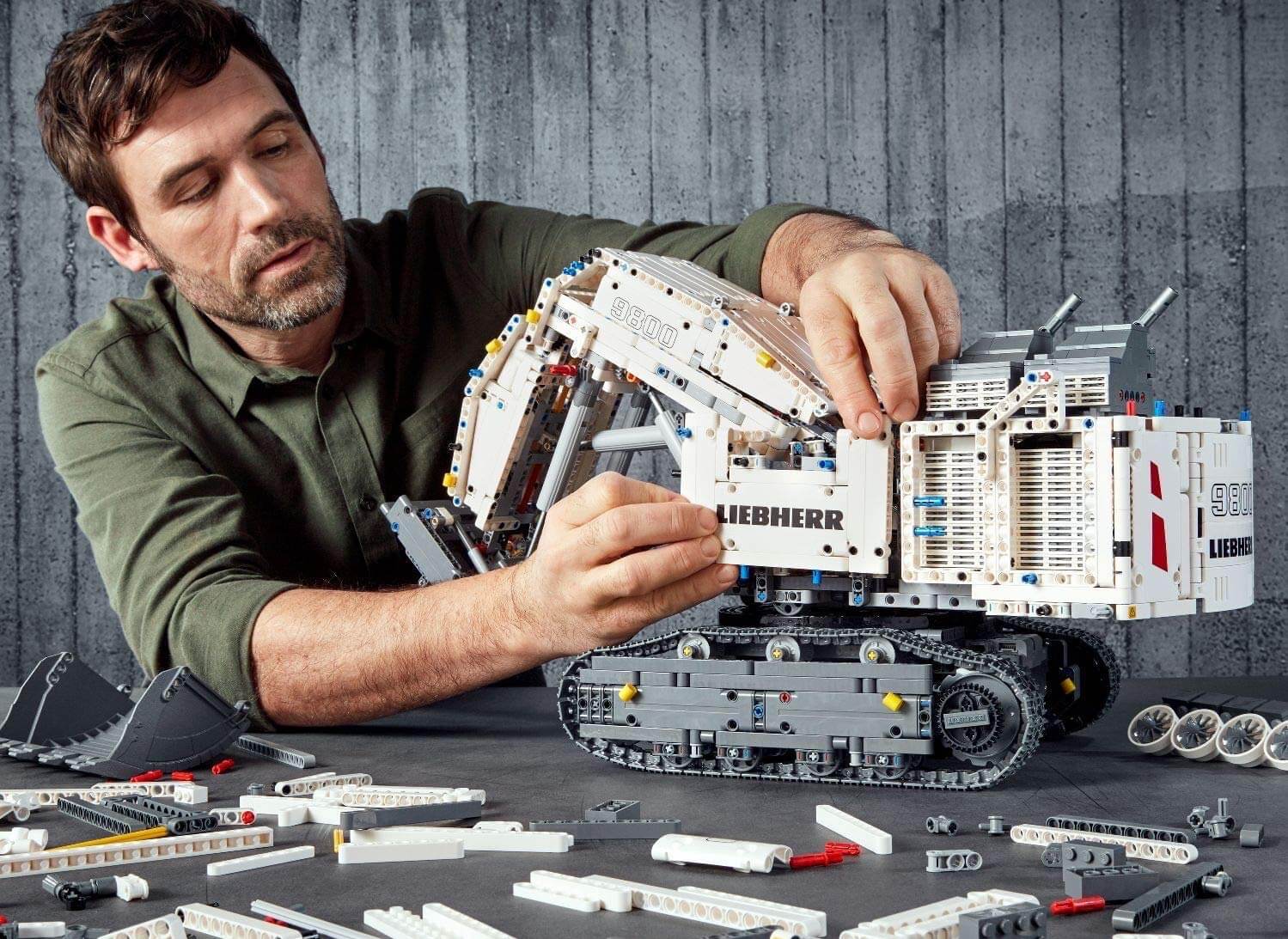 乐高机械组 LEGO 42100 Technic Liebherr 利勃海尔R9800遥控挖掘机，现在到手339.99欧！！