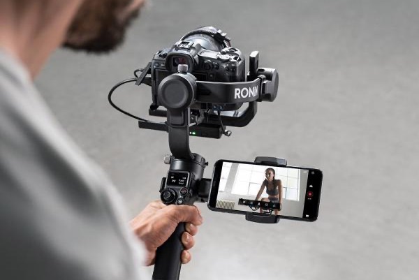 大疆 DJI RSC 2 相机云台 Pro Combo套装 可折叠式设计 12小时续航，到手447.43欧，原价629欧！