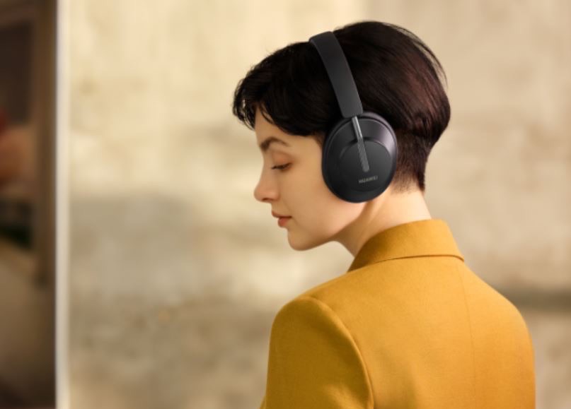 华为 HUAWEI FreeBuds Studio 蓝牙降噪耳机 曜石黑 动态降噪 高解析音质 20小时续航,到手126.99欧,原价350欧!